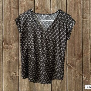 Express V-Neck Short Cuff Sleeve Gramercy Tee
Gray/Light gray